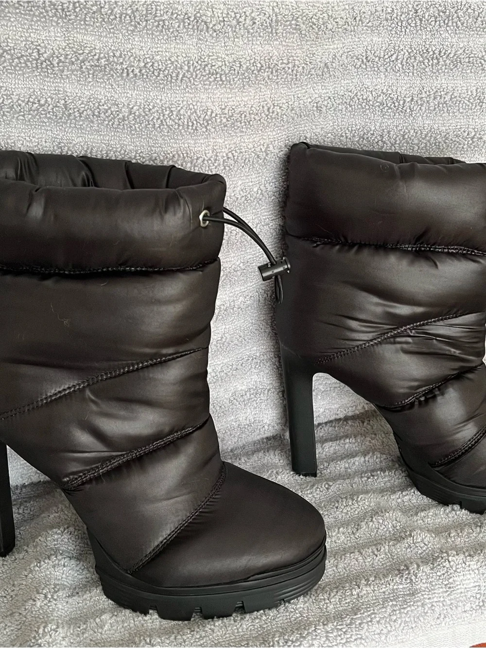 New GUESS Women’s Black Puffer Heeled Boots – Size 8M